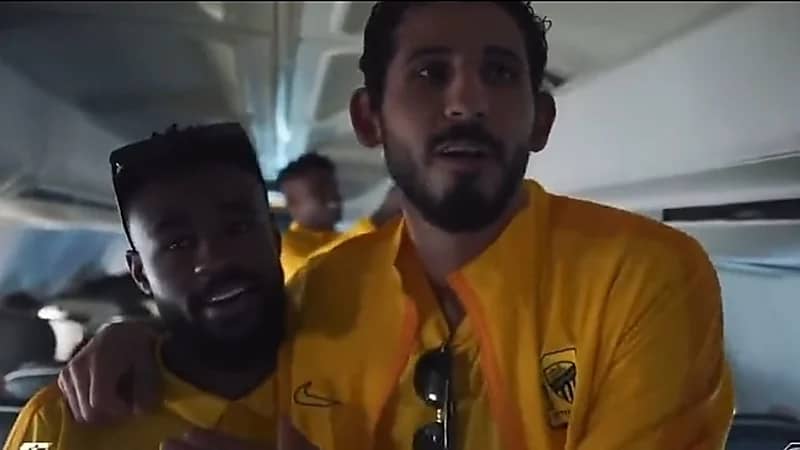 حجازي يمازح مهند شنقيطي قبل مواجهة أجمك .. فيديو