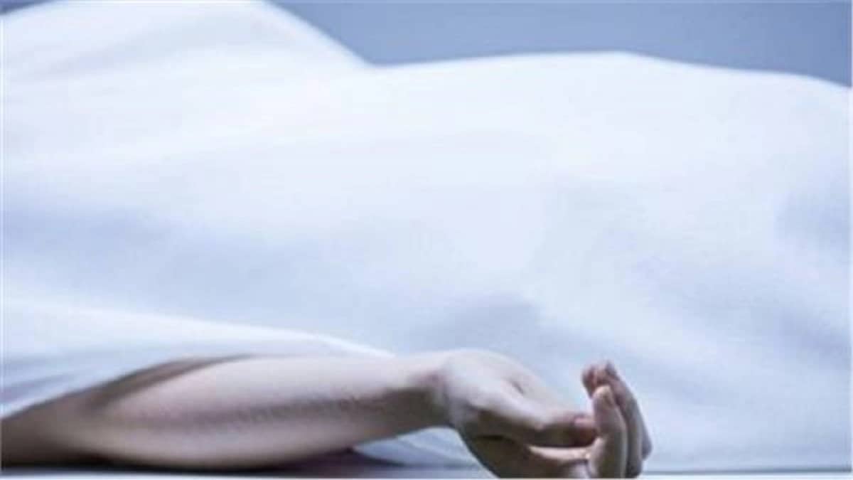 أب يقطع رأس ابنته أثناء نومها