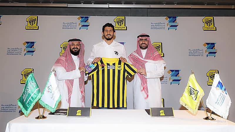 بالفيديو .. الاتحاد يجدد التعاقد مع حجازي