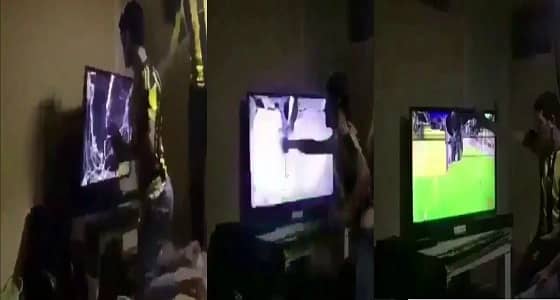 بالفيديو.. رد فعل مشجع اتحادي بعد فوز الهلال