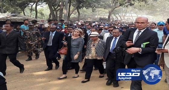 بالصور.. وزيرة الخارجية الإندونيسية تتفقد مخيمات "الروهنجيا".. وتستمع لمعاناة اللاجئات