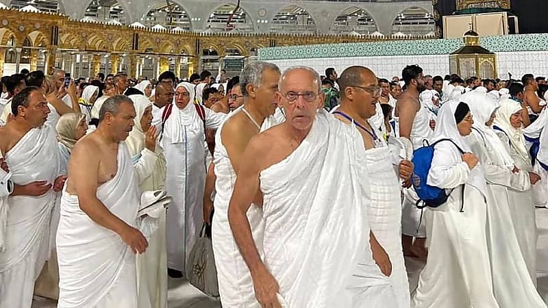 فييرا يؤدي مناسك العمرة