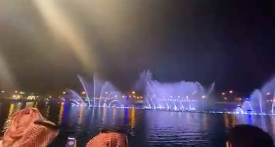 شاهد نافورة الرياض تتراقص بألوان الهلال