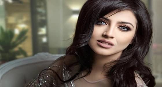 بالفيديو.. غضب نرمين محسن لتأخر رحلتها من دبي لجدة