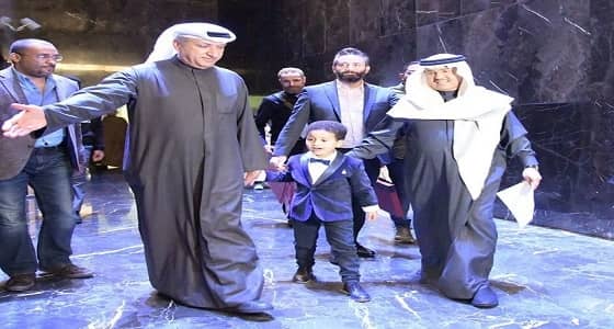 بالصور.. نجل الفنان محمد عبده يخطف الأضواء من والده في الكويت