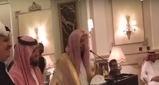 بالفيديو.. لفتة إنسانية رائعة من إمام المسجد الحرام لشيخه الباكستاني