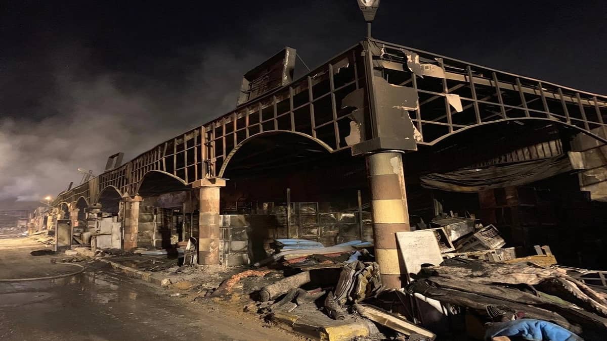 بالصور.. مدني تبوك يكشف تطورات حريق السوق الدولي