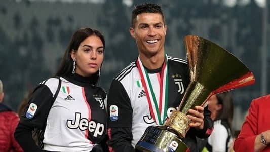 رونالدو: الأرقام القياسية تطاردني واستحق الكرة الذهبية