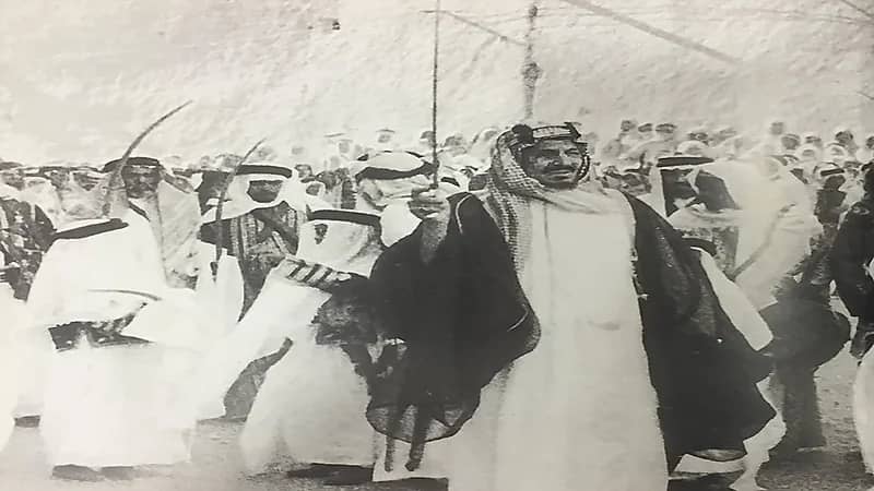 صورة نادرة للملك عبدالعزيز خلال مشاركته العرضة في احتفالات عيد الفطر