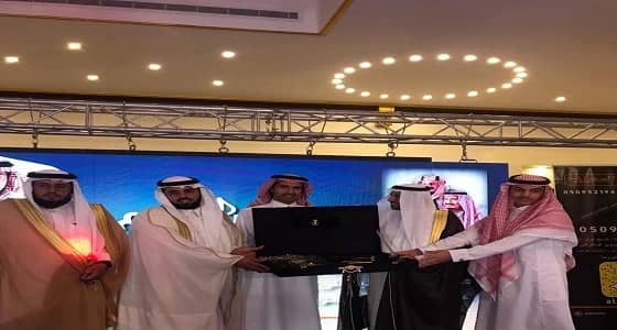 بالفيديو وصور.. الشاعر غازي السرحاني يحتفل بتكريم المضمر صالح بنيه الهرفي بتبوك