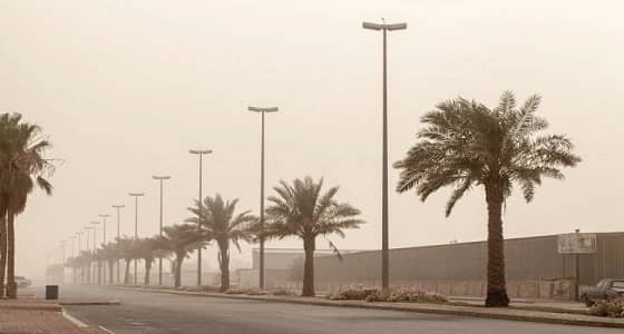 حالة من الأتربة المثارة والرياح السطحية تضرب الرياض