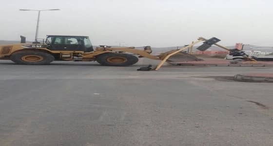 بالصور.. الرياح تتسبب في سقوط أعمدة إشارة المرور في العرضيات