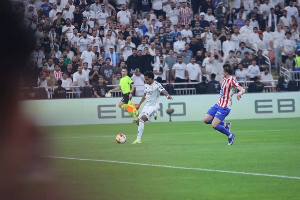 بلدية العويقيلة‎ تكرم مواطناً لإطعامه عمال النظافة يوميا