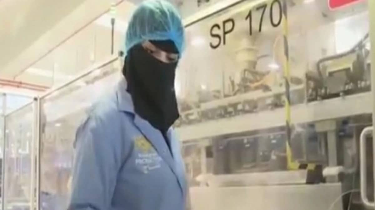 شاهد.. عشرات الفتيات يعملن على تشغيل ثاني أكبر مدينة صناعية في الرياض 