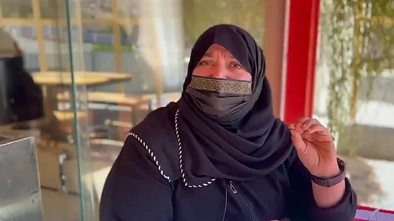 بالفيديو.. أول بائعة كبدة في الطائف تروي تجربتها في احتراف المهنة: أدير العمل منفردة"