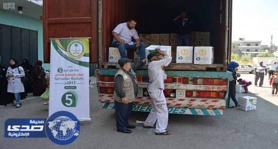 بالصور..الحملة السعودية توزع 30 ألف وجبة إفطار على اللاجئين السوريين