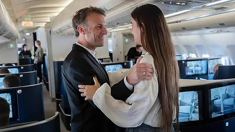 فرح الديباني تثير الجدل بعد ظهورها بجانب ماكرون أثناء زيارته لمصر