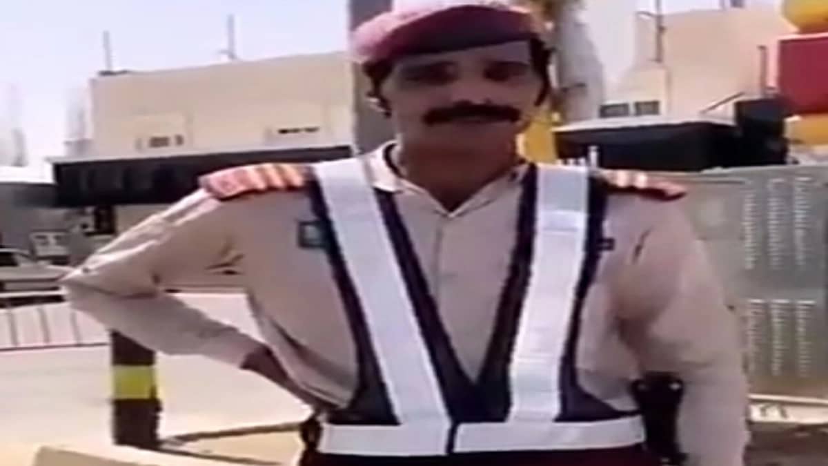 شاهد.. حارس أمن يُغالب دموعه أثناء وقوفه تحت الشمس بسكاكا