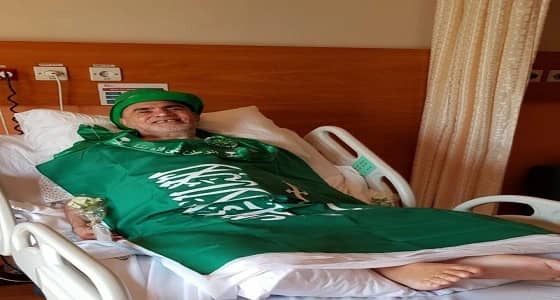 المواطن " الزهراني " يحتفل باليوم الوطني الـ88 للمملكة على فراش المرض