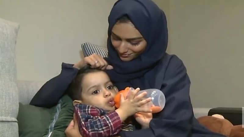 شاهد.. قصة زوجين قررا احتضان أحد الأيتام الفاقدين للرعاية الأسرية