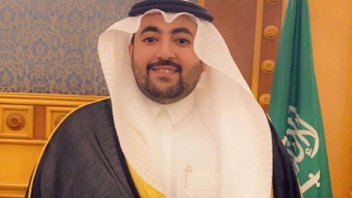 السيرة الذاتية لـ «طراد باهبري» الذي عُين رئيساً للشؤون الخاصة لولي العهد