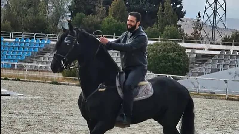 الرئيس السوري يمتطي حصان أسود بجينز وسترة جلد.. فيديو