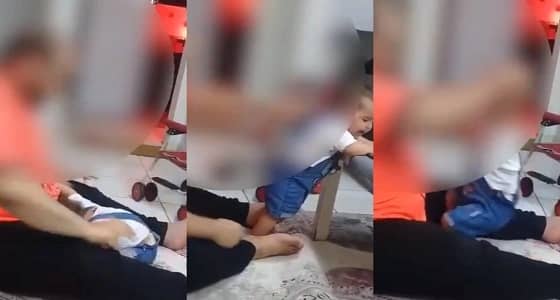 شاهد.. أب يُعذب طفلته بوحشية ومطالب بالقبض عليه