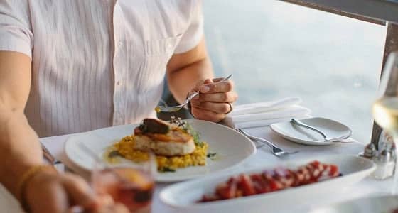 حيلة شيطانية.. صاحب مطعم يضيف المخدرات للطعام ليواصل زبائنه التردد عليه