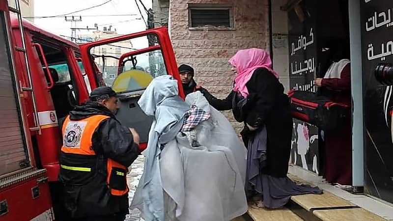 شاهد.. نقل عروس من صالون التجميل إلى منزلها في سيارة إطفاء