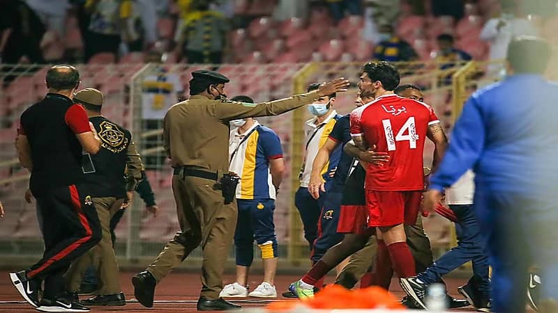 مشاهد فاضحة بين الجهازين الفنيين واللاعبين عقب مباراة  النصر والوحدة