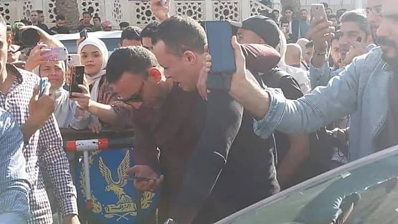 “ضحكة" في جنازة مصطفى درويش تثير غضبًا واسعًا عبر مواقع التواصل