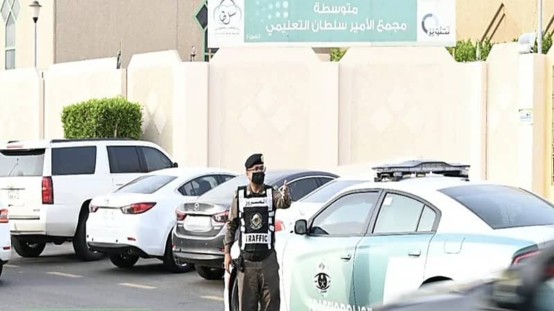 بالصور.. جهود رجال المرور خلال أول يوم دراسي