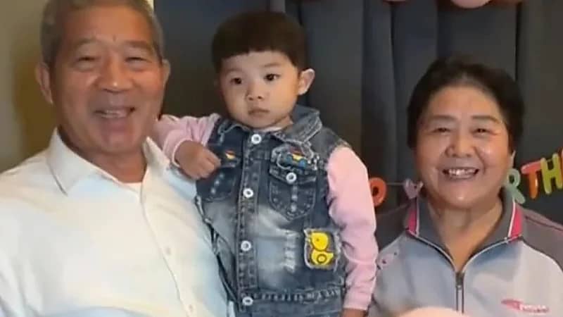 سيدة تنجب ابنتها وهي في عمر الـ 70 عامًا