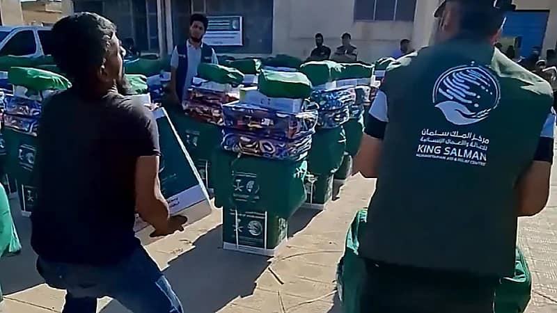 وصول 20 شاحنة إغاثية سعودية جديدة إلى السويداء لمساعدة الشعب السوري .. فيديو