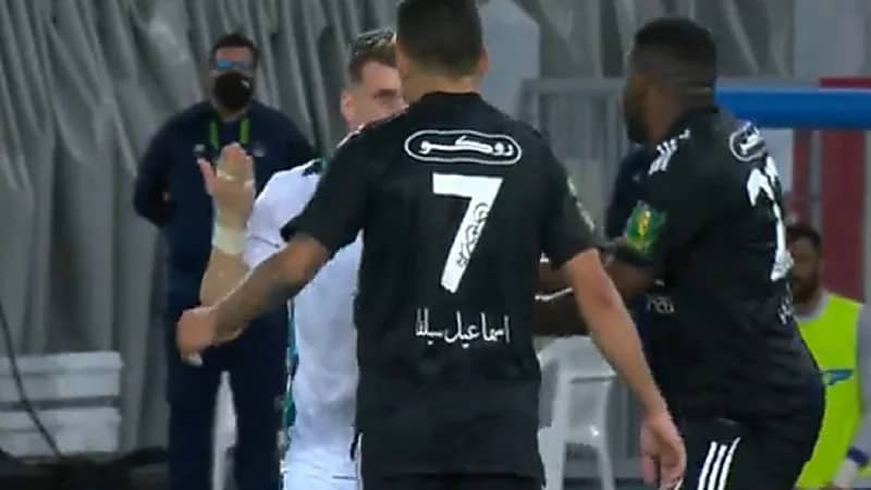 بالفيديو.. مناوشات عنيفة بين لاعبي الأهلي والفيصلي