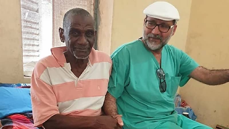 جراح يستخدم علاقة ملابس لإجراء عملية