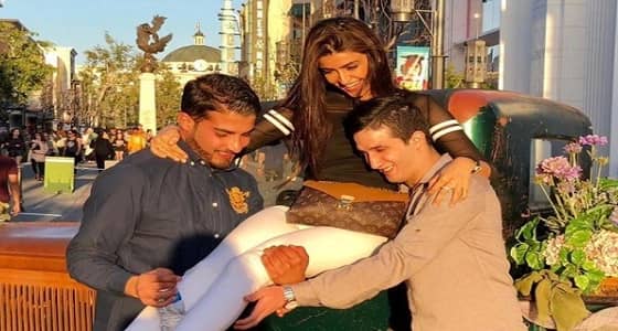 علا الفارس تثير ضجة بصورة شابين يحملانها