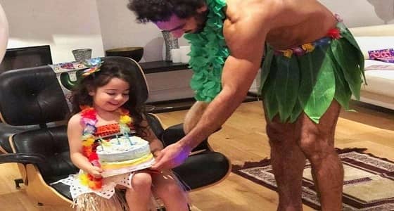 شاهد.. محمد صلاح يحتفل بميلاد مكة مرتديًا « ماوي »