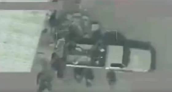 شاهد.. لحظة استهداف عناصر مليشيا الحوثي أثناء نقلهم أسلحة وإمدادات