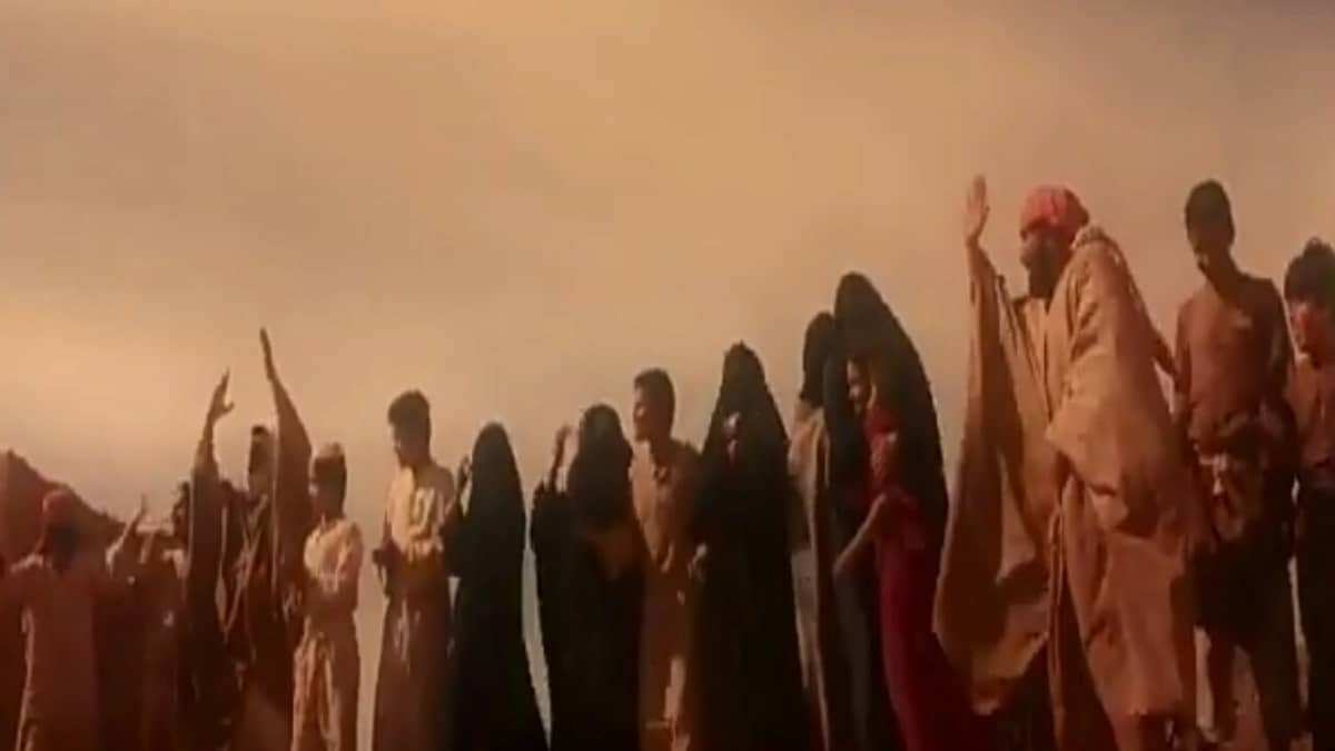 شاهد.. فرحة أهل القصيم عندما أرسل الملك سعود لهم الأكل بعد سيل الغرقة 