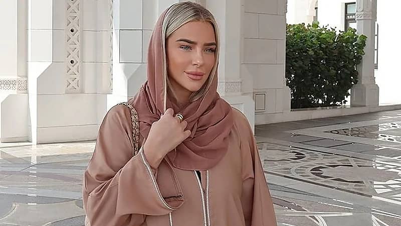 زوجة رياض محرز تتعرض لموقف صعب .. ومواطنة تنقذها