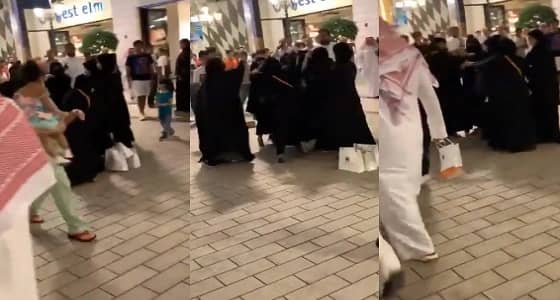 بالفيديو.. مشاجرة نسائية في مجمع الأفينوز بالكويت