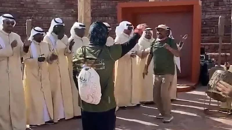 تفاعل المشاركين في سباق درب العلا مع عروض الفلكور الشعبي .. فيديو