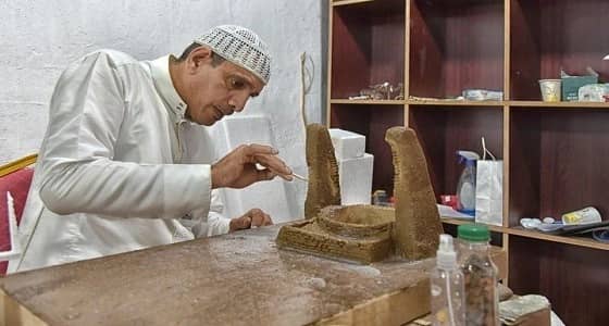 بالصور.. فنان تشكيلي سعودي يخطف الأنظار بمجسمات بديعة للمواقع الأثرية بالمملكة