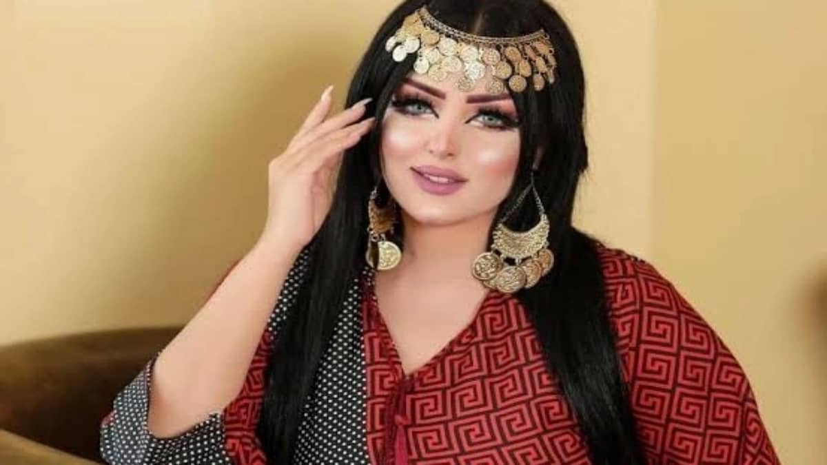 غضب عارم بسبب جلسة تصوير مثيرة لعارضة أزياء بالأهرامات
