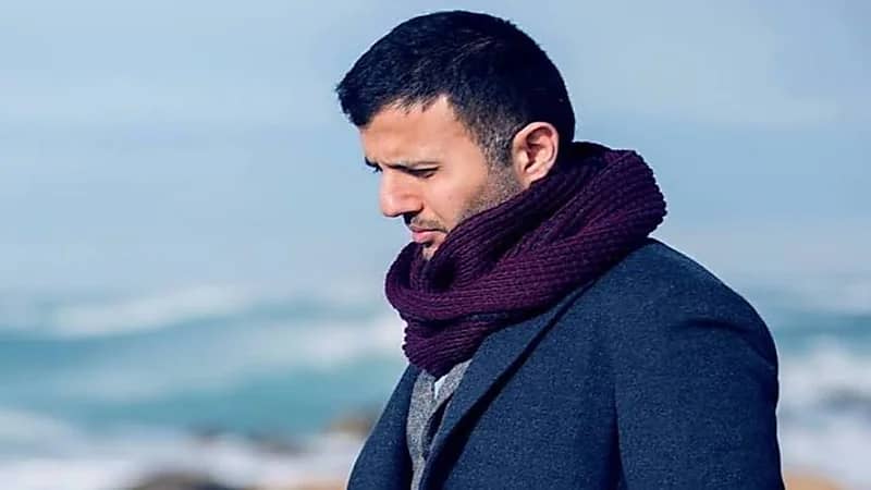 فنان مصري شهير يبحث عن قبر والدته المتوفاة في الرياض منذ 30 عاما  