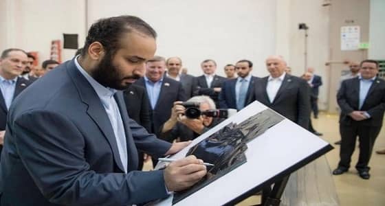 بالصور.. ولي العهد يوقع على آخر قطعة من القمر السعودي للاتصالات