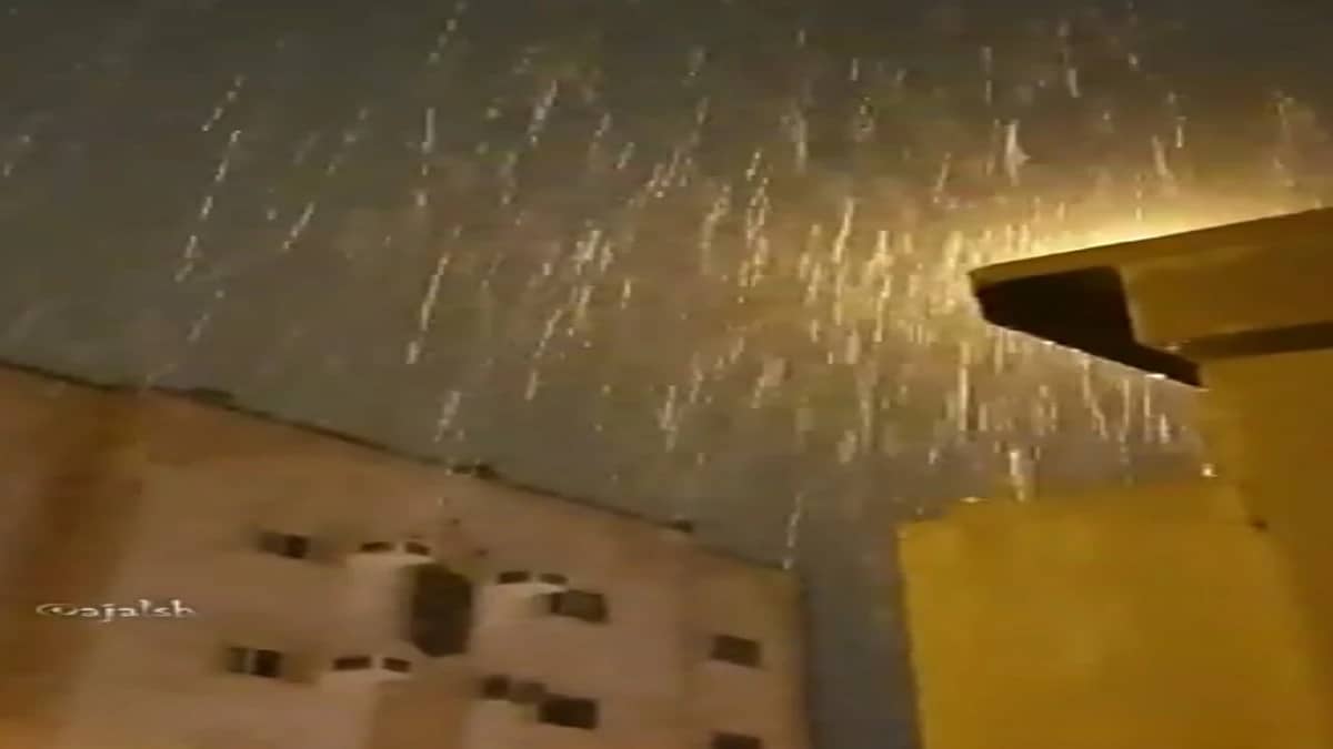 البرق يٌضيء سماء مكة بعد هطول أمطار الخير في أجواء روحانية (فيديو)