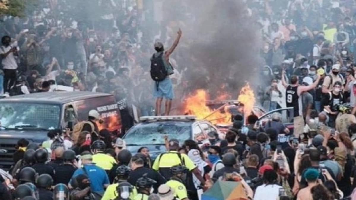 بالفيديو.. الطائرات الحربية تحلق فوق رؤوس المتظاهرين بواشنطن