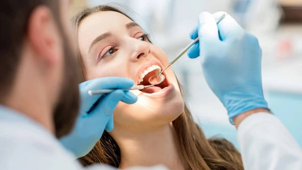 استشاري يحذر: إهمال نظافة الفم قد يسبب التهابات في الرئة .. فيديو